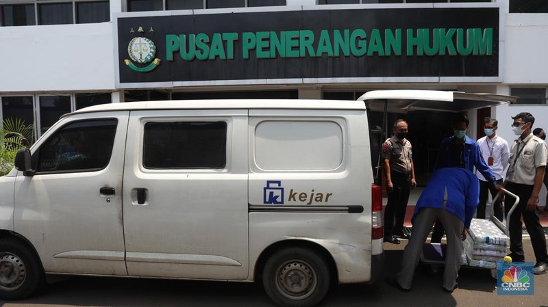 Petugas merapikan uang hasil korupsi PT Dulta Palma Group di Kejaksaan Agung, Jakarta, Selasa (30/8/2022). Rincian uang tunai yang disita adalah sebesar Rp 5,12 triliun. Selain itu, ada uang tunai yang disita sebesar US$ 11,4 juta dolar Amerika Serikat (AS) atau setara sekitar Rp 168,72 miliar jika menggunakan asumsi kurs Rp 14.800 per dolar AS. (CNBC Indonesia/Andrean Kristianto)