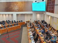 Bos OJK: Perang Ukraina Bikin Dunia Masuk ke Mulut Harimau