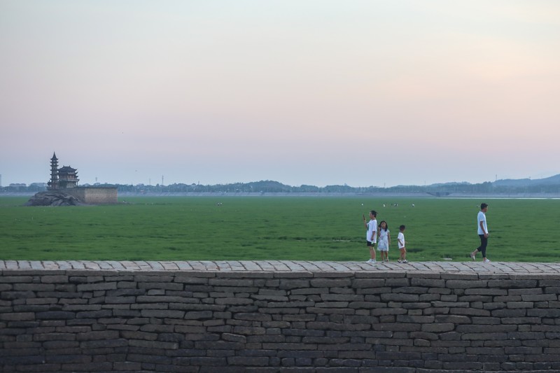 Sebuah kuil bersejarah di Pulau Luoxingdun, yang biasanya terendam di tengah Danau Poyang, kini terlihat dengan jelas. Pemandangan ini terjadi akibat kekeringan parah yang tengah berlangsung di China. (Visual China Group via Getty Images)