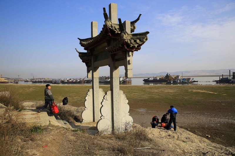 Sebuah kuil bersejarah di Pulau Luoxingdun, yang biasanya terendam di tengah Danau Poyang, kini terlihat dengan jelas. Pemandangan ini terjadi akibat kekeringan parah yang tengah berlangsung di China. (Visual China Group via Getty Images)