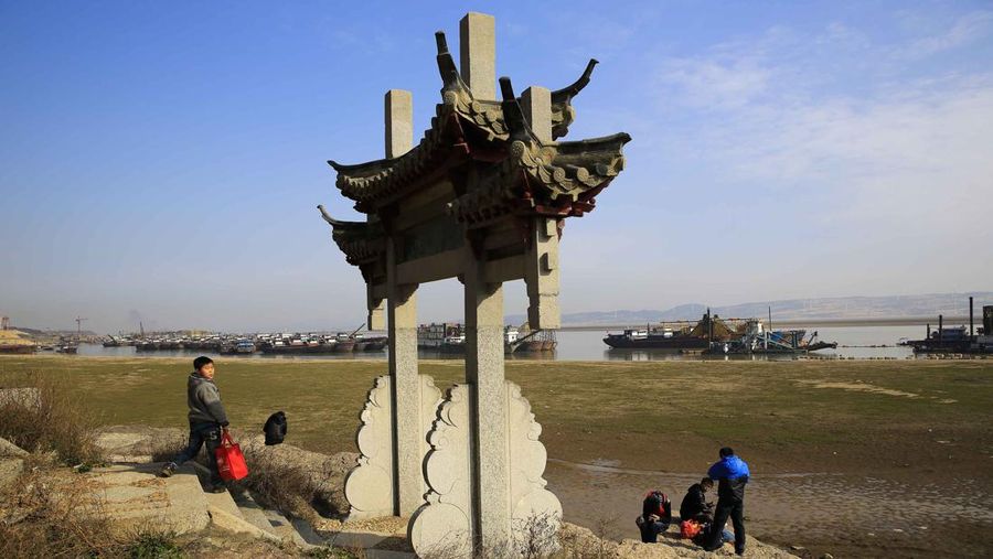 Sebuah kuil bersejarah di Pulau Luoxingdun, yang biasanya terendam di tengah Danau Poyang, kini terlihat dengan jelas. Pemandangan ini terjadi akibat kekeringan parah yang tengah berlangsung di China. (Visual China Group via Getty Images)