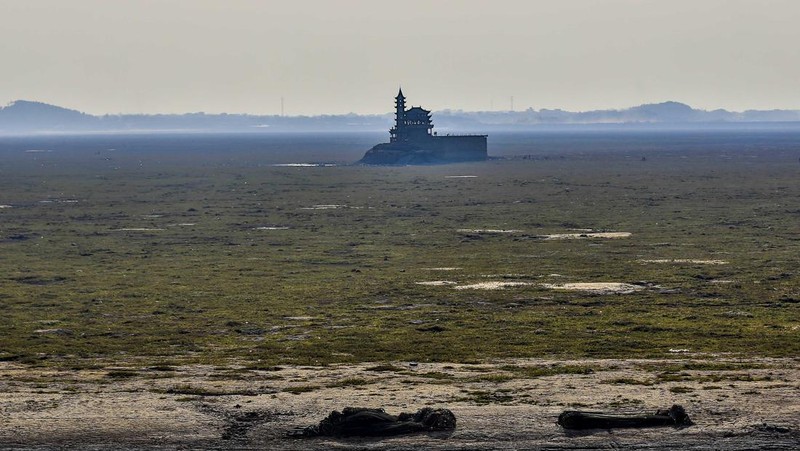 Sebuah kuil bersejarah di Pulau Luoxingdun, yang biasanya terendam di tengah Danau Poyang, kini terlihat dengan jelas. Pemandangan ini terjadi akibat kekeringan parah yang tengah berlangsung di China. (Visual China Group via Getty Images)