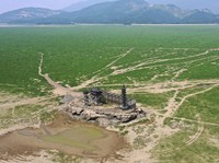 China Kekeringan Parah, Kuil Kuno Muncul di Tengah Danau
