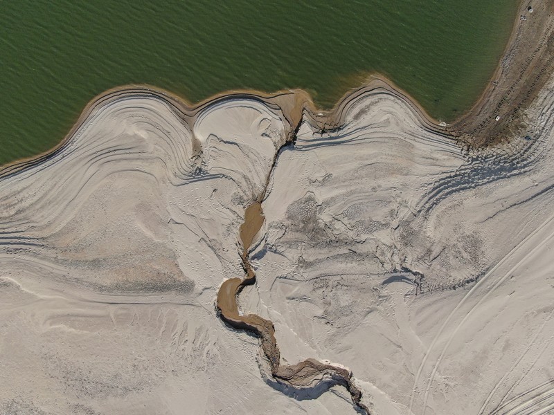 Sebuah kuil bersejarah di Pulau Luoxingdun, yang biasanya terendam di tengah Danau Poyang, kini terlihat dengan jelas. Pemandangan ini terjadi akibat kekeringan parah yang tengah berlangsung di China. (Visual China Group via Getty Images)