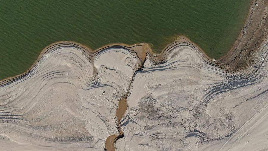 Sebuah kuil bersejarah di Pulau Luoxingdun, yang biasanya terendam di tengah Danau Poyang, kini terlihat dengan jelas. Pemandangan ini terjadi akibat kekeringan parah yang tengah berlangsung di China. (Visual China Group via Getty Images)
