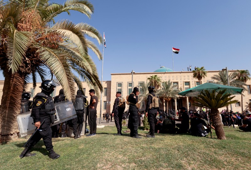 Pendukung pemimpin populis Irak Moqtada al-Sadr bentrok dengan pendukung Kerangka Koordinasi, sekelompok partai Syiah, di Zona Hijau di Baghdad, Irak 29 Agustus 2022. (REUTERS/THAIER AL-SUDANI) Pendukung pemimpin populis Irak Moqtada al-Sadr bentrok dengan pendukung Kerangka Koordinasi, sekelompok partai Syiah, di Zona Hijau di Baghdad, Irak 29 Agustus 2022. (REUTERS/THAIER AL-SUDANI)