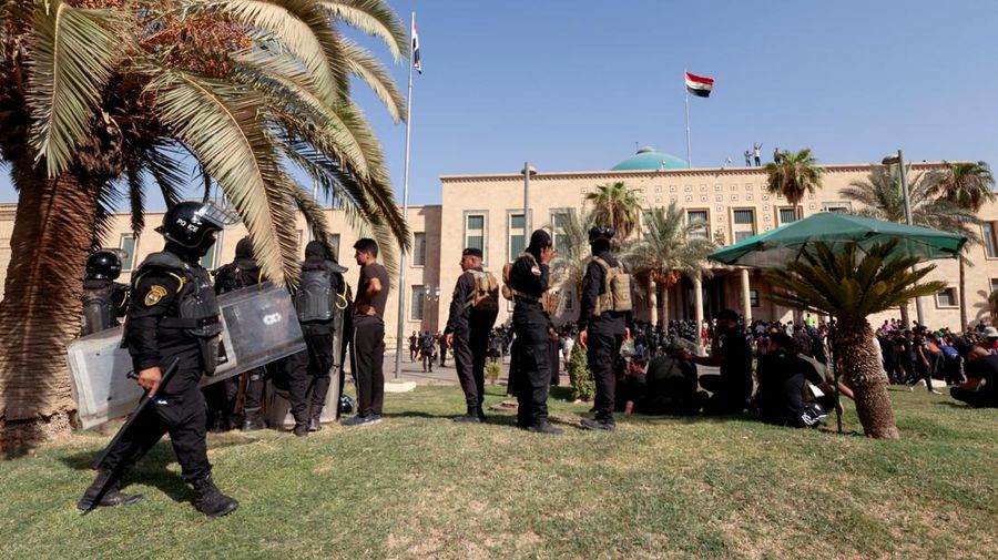 Pendukung pemimpin populis Irak Moqtada al-Sadr bentrok dengan pendukung Kerangka Koordinasi, sekelompok partai Syiah, di Zona Hijau di Baghdad, Irak 29 Agustus 2022. (REUTERS/THAIER AL-SUDANI)