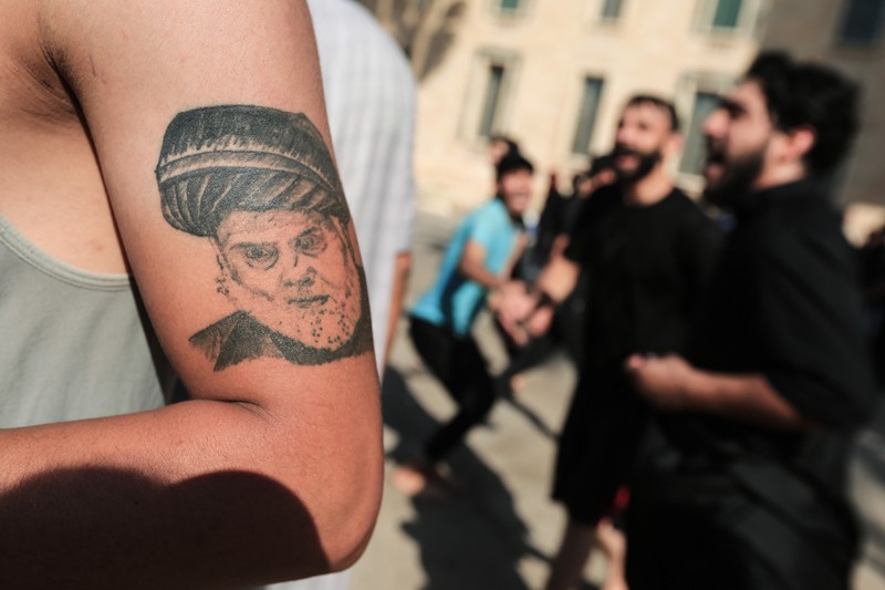 Pendukung pemimpin populis Irak Moqtada al-Sadr bentrok dengan pendukung Kerangka Koordinasi, sekelompok partai Syiah, di Zona Hijau di Baghdad, Irak 29 Agustus 2022. (REUTERS/THAIER AL-SUDANI) Pendukung pemimpin populis Irak Moqtada al-Sadr bentrok dengan pendukung Kerangka Koordinasi, sekelompok partai Syiah, di Zona Hijau di Baghdad, Irak 29 Agustus 2022. (REUTERS/THAIER AL-SUDANI)