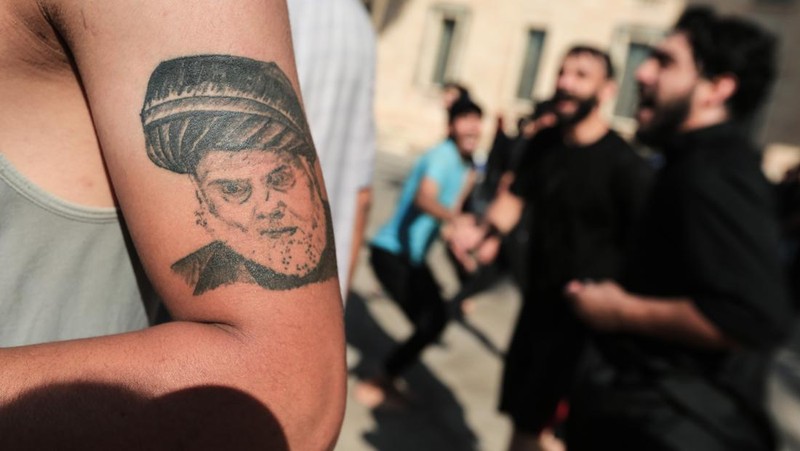 Pendukung pemimpin populis Irak Moqtada al-Sadr bentrok dengan pendukung Kerangka Koordinasi, sekelompok partai Syiah, di Zona Hijau di Baghdad, Irak 29 Agustus 2022. (REUTERS/THAIER AL-SUDANI)