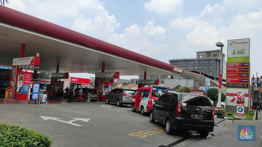 Suasana antrean pengisian BBM di SPBU Pertamina, kawasan Fatmawati Raya, Jakarta Selatan, Selasa (30/8/2022). (CNBC Indonesia/Andrean Kristianto)