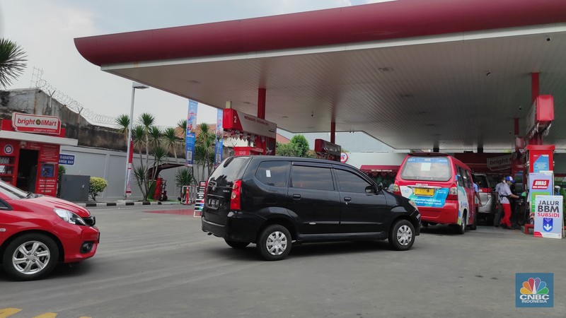 Suasana antrean pengisian BBM di SPBU Pertamina, kawasan Kemang Raya, Jakarta Selatan, Selasa (30/8/2022). (CNBC Indonesia/Andrean Kristianto) Suasana antrean pengisian BBM di SPBU Pertamina, kawasan Kemang Raya, Jakarta Selatan, Selasa (30/8/2022). (CNBC Indonesia/Andrean Kristianto)