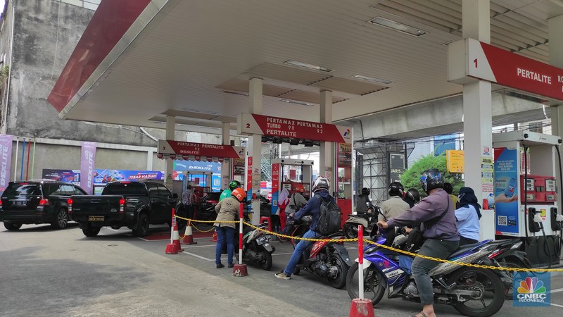 Suasana antrean pengisian BBM di SPBU Pertamina, kawasan Kemang Raya, Jakarta Selatan, Selasa (30/8/2022). (CNBC Indonesia/Andrean Kristianto) Suasana antrean pengisian BBM di SPBU Pertamina, kawasan Kemang Raya, Jakarta Selatan, Selasa (30/8/2022). (CNBC Indonesia/Andrean Kristianto)