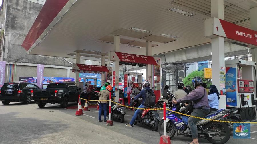 Suasana antrean pengisian BBM di SPBU Pertamina, kawasan Fatmawati Raya, Jakarta Selatan, Selasa (30/8/2022). (CNBC Indonesia/Andrean Kristianto)