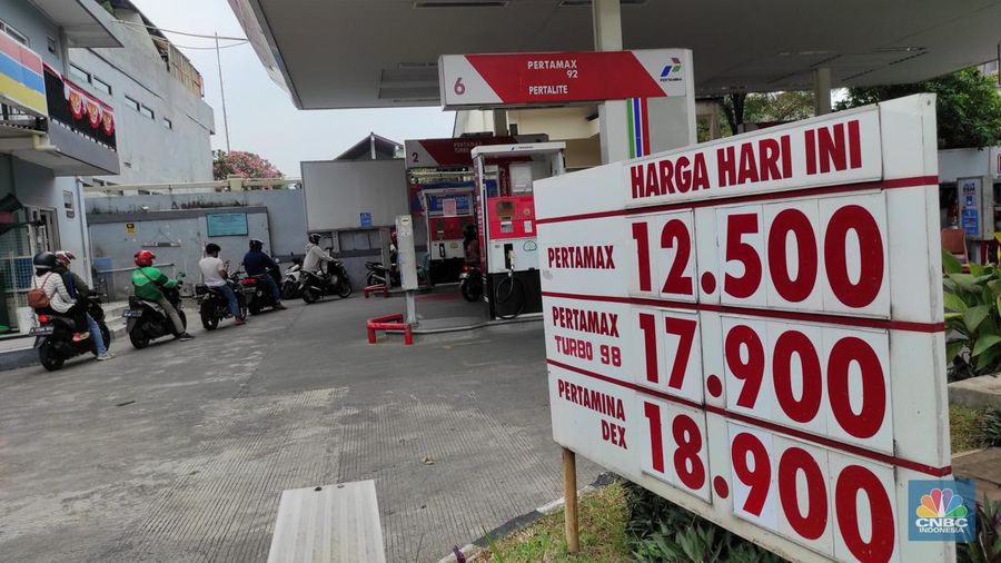 Suasana antrean pengisian BBM di SPBU Pertamina, kawasan Kemang Raya, Jakarta Selatan, Selasa (30/8/2022). (վ/Andrean Kristianto)