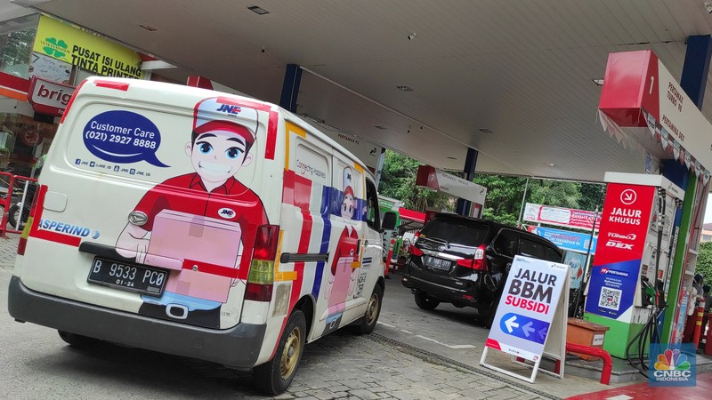 Suasana antrean pengisian BBM di SPBU Pertamina, kawasan Kemang Raya, Jakarta Selatan, Selasa (30/8/2022). (CNBC Indonesia/Andrean Kristianto) Suasana antrean pengisian BBM di SPBU Pertamina, kawasan Kemang Raya, Jakarta Selatan, Selasa (30/8/2022). (CNBC Indonesia/Andrean Kristianto)