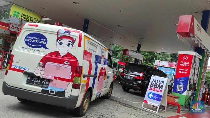 Suasana antrean pengisian BBM di SPBU Pertamina, kawasan Kemang Raya, Jakarta Selatan, Selasa (30/8/2022). (CNBC Indonesia/Andrean Kristianto)