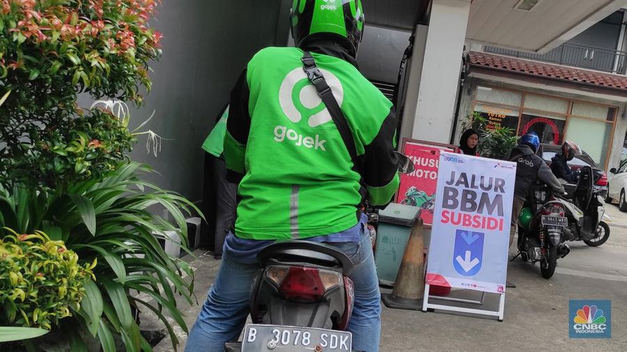 Suasana antrean pengisian BBM di SPBU Pertamina, kawasan Pangeran Antasari, Jakarta Selatan, Selasa (30/8/2022). (CNBC Indonesia/Andrean Kristianto)