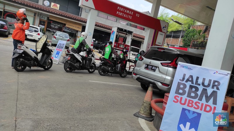 Suasana antrean pengisian BBM di SPBU Pertamina, kawasan Kemang Raya, Jakarta Selatan, Selasa (30/8/2022). (CNBC Indonesia/Andrean Kristianto) Suasana antrean pengisian BBM di SPBU Pertamina, kawasan Kemang Raya, Jakarta Selatan, Selasa (30/8/2022). (CNBC Indonesia/Andrean Kristianto)