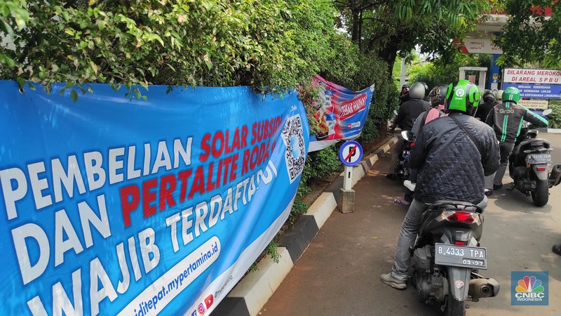 Suasana antrean pengisian BBM di SPBU Pertamina, kawasan Kemang Raya, Jakarta Selatan, Selasa (30/8/2022). (CNBC Indonesia/Andrean Kristianto)