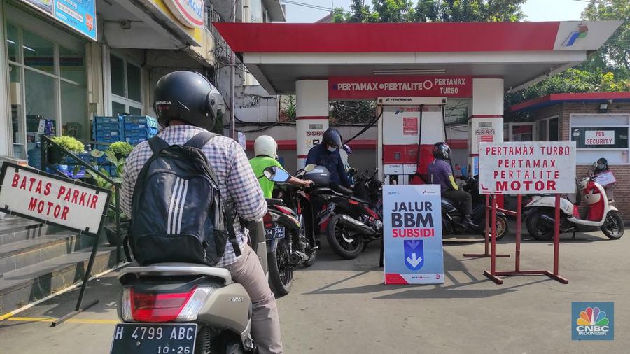 Antrean kendaraan untuk pengisian Bahan Bakar Minyak (BBM) jenis Pertalite di SPBU Cirendeu Raya, Tangerang Selatan, Rabu (31/8/2022). (CNBC Indonesia/Andrean Kristianto)