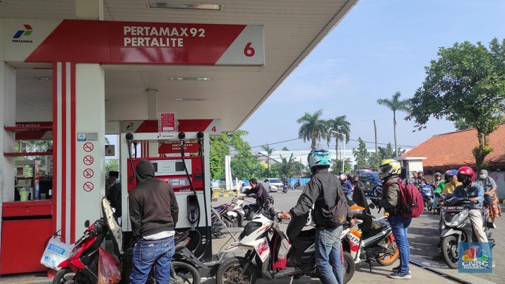 Antrean kendaraan untuk pengisian Bahan Bakar Minyak (BBM) jenis Pertalite di SPBU Jalan Pajajaran, Pamulang Barat, Tangerang, Rabu (31/8/2022). (CNBC Indonesia/Andrean Kristianto)