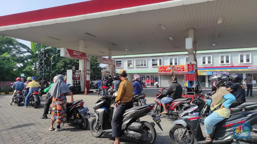 Antrean kendaraan untuk pengisian Bahan Bakar Minyak (BBM) jenis Pertalite di SPBU Jalan Pajajaran, Pamulang Barat, Tangerang, Rabu (31/8/2022). (CNBC Indonesia/Andrean Kristianto)