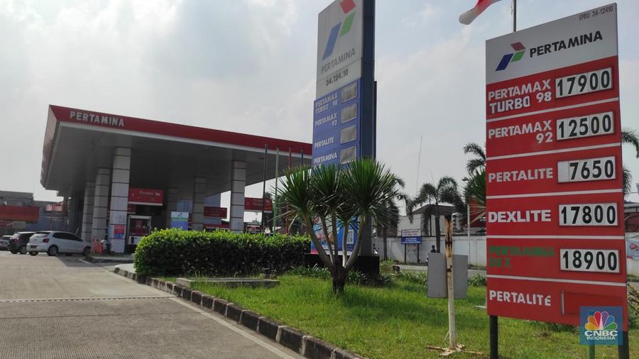 Sejumlah kendaraaan mengisi BBM di salah satu SPBU Pertamina, Jakarta, Kamis (1/9/2022). PT Pertamina (Persero) resmi menurunkan tiga harga Bahan Bakar Minyak (BBM) non subsidi di seluruh provinsi mulai hari ini, Kamis, 1 September 2022. (CNBC Indonesia/Andrean Kristianto)