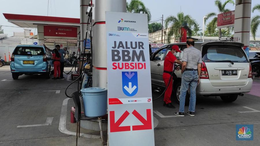Antrean kendaraan untuk pengisian Bahan Bakar Minyak (BBM) jenis Pertalite di SPBU Karang Tengah, Lebak Bulus, Jakarta, Rabu (31/8/2022). (CNBC Indonesia/Andrean Kristianto)