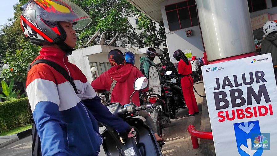Antrean kendaraan untuk pengisian Bahan Bakar Minyak (BBM) jenis Pertalite di  SPBU Pondok Cabe Raya Jakarta, Rabu (31/8/2022). (CNBC Indonesia/Andrean Kristianto)