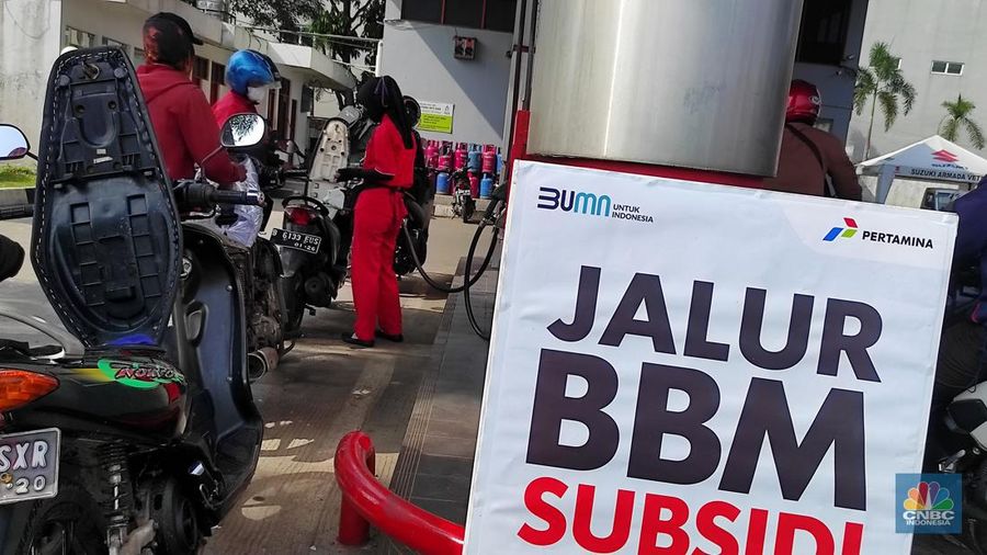 Antrean kendaraan untuk pengisian Bahan Bakar Minyak (BBM) jenis Pertalite di SPBU Pondok Cabe Raya Jakarta, Rabu (31/8/2022). (CNBC Indonesia/Andrean Kristianto)