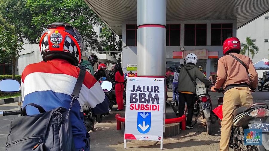 Antrean kendaraan untuk pengisian Bahan Bakar Minyak (BBM) jenis Pertalite di  SPBU Pondok Cabe Raya Jakarta, Rabu (31/8/2022). (CNBC Indonesia/Andrean Kristianto)