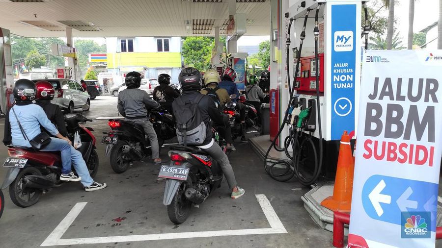 Antrean kendaraan untuk pengisian Bahan Bakar Minyak (BBM) jenis Pertalite di SPBU R.A Kartini Cilandak, Jakarta, Rabu (31/8/2022). (CNBC Indonesia/Andrean Kristianto)