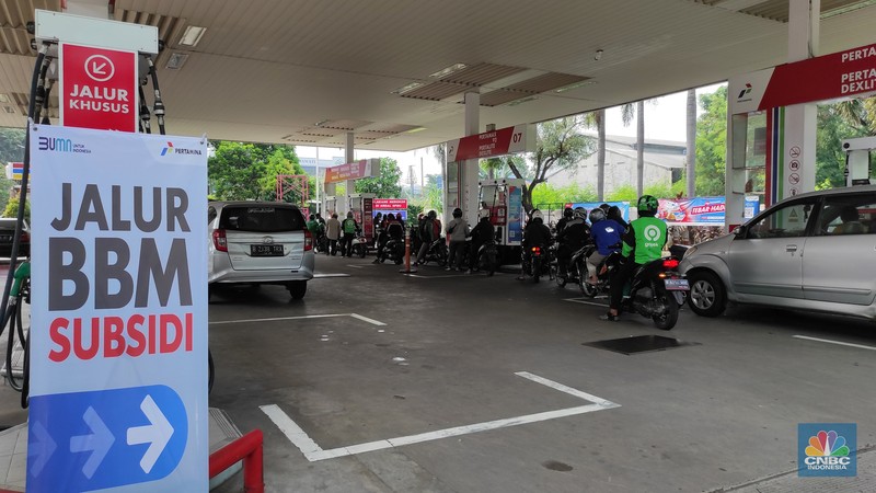 Antrean kendaraan untuk pengisian Bahan Bakar Minyak (BBM) jenis Pertalite di SPBU Pondok Cabe Raya Jakarta, Rabu (31/8/2022). (CNBC Indonesia/Andrean Kristianto) Antrean kendaraan untuk pengisian Bahan Bakar Minyak (BBM) jenis Pertalite di SPBU Pondok Cabe Raya Jakarta, Rabu (31/8/2022). (CNBC Indonesia/Andrean Kristianto)