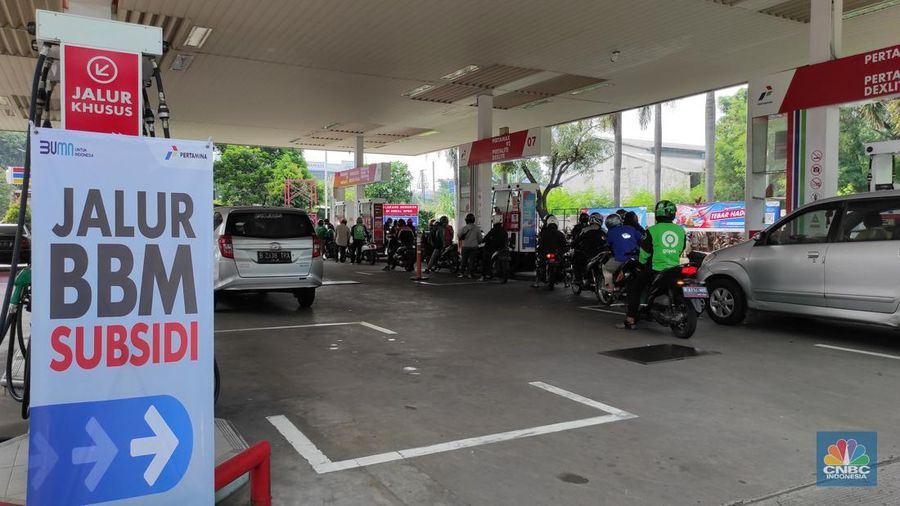 Antrean kendaraan untuk pengisian Bahan Bakar Minyak (BBM) jenis Pertalite di SPBU R.A Kartini Cilandak, Jakarta, Rabu (31/8/2022). (CNBC Indonesia/Andrean Kristianto)