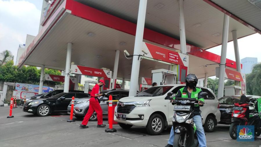 Antrean kendaraan untuk pengisian Bahan Bakar Minyak (BBM) jenis Pertalite di SPBU Tendean, Jakarta, Rabu (31/8/2022). (CNBC Indonesia/Andrean Kristianto)