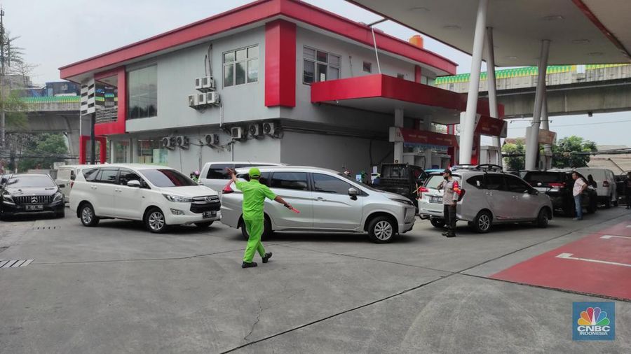 Antrean kendaraan untuk pengisian Bahan Bakar Minyak (BBM) jenis Pertalite di SPBU Tendean, Jakarta, Rabu (31/8/2022). (²©²ÊÍøÕ¾/Andrean Kristianto)
