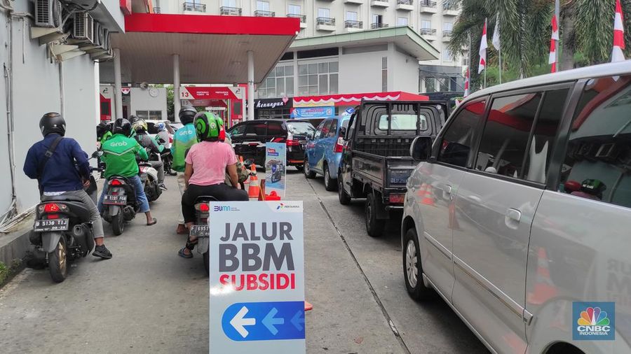 Antrean kendaraan untuk pengisian Bahan Bakar Minyak (BBM) jenis Pertalite di SPBU Tendean, Jakarta, Rabu (31/8/2022). (CNBC Indonesia/Andrean Kristianto)