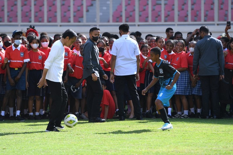 Jokowi bermain bola dengan Papua Football Academy (PFA) di Stadion Lukas Enembe, Kabupaten Jayapura, Rabu, 31 Agustus 2022. (Dok: Biro Pers Sekretariat Presiden) Jokowi bermain bola dengan Papua Football Academy (PFA) di Stadion Lukas Enembe, Kabupaten Jayapura, Rabu, 31 Agustus 2022. (Dok: Biro Pers Sekretariat Presiden)