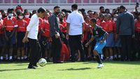 Gaya Jokowi Mainkan Si Kulit Bundar di Stadion Lukas Enembe