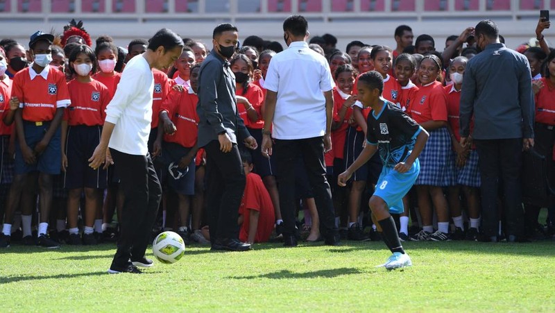 Jokowi bermain bola dengan Papua Football Academy (PFA) di Stadion Lukas Enembe, Kabupaten Jayapura, Rabu, 31 Agustus 2022. (Dok: Biro Pers Sekretariat Presiden)