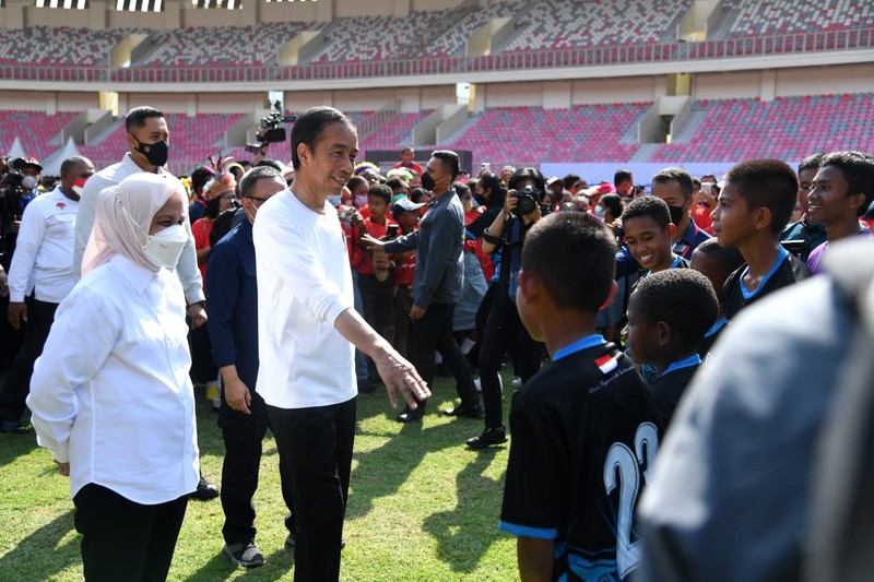 Jokowi bermain bola dengan Papua Football Academy (PFA) di Stadion Lukas Enembe, Kabupaten Jayapura, Rabu, 31 Agustus 2022. (Dok: Biro Pers Sekretariat Presiden) Jokowi bermain bola dengan Papua Football Academy (PFA) di Stadion Lukas Enembe, Kabupaten Jayapura, Rabu, 31 Agustus 2022. (Dok: Biro Pers Sekretariat Presiden)