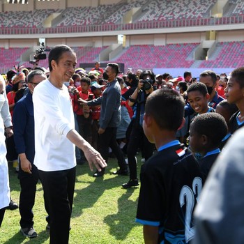 Gaya Jokowi Mainkan Si Kulit Bundar di Stadion Lukas Enembe