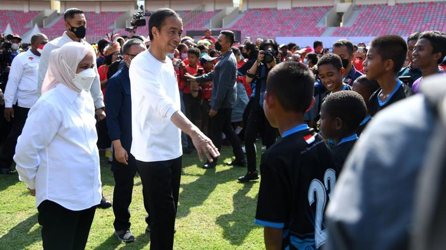Jokowi bermain bola dengan Papua Football Academy (PFA) di Stadion Lukas Enembe, Kabupaten Jayapura, Rabu, 31 Agustus 2022. (Dok: Biro Pers Sekretariat Presiden)