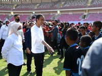 Gaya Jokowi Mainkan Si Kulit Bundar di Stadion Lukas Enembe