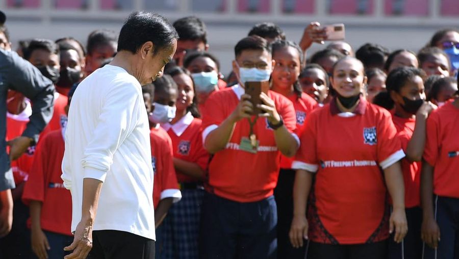 Jokowi bermain bola dengan Papua Football Academy (PFA) di Stadion Lukas Enembe, Kabupaten Jayapura, Rabu, 31 Agustus 2022. (Dok: Biro Pers Sekretariat Presiden)