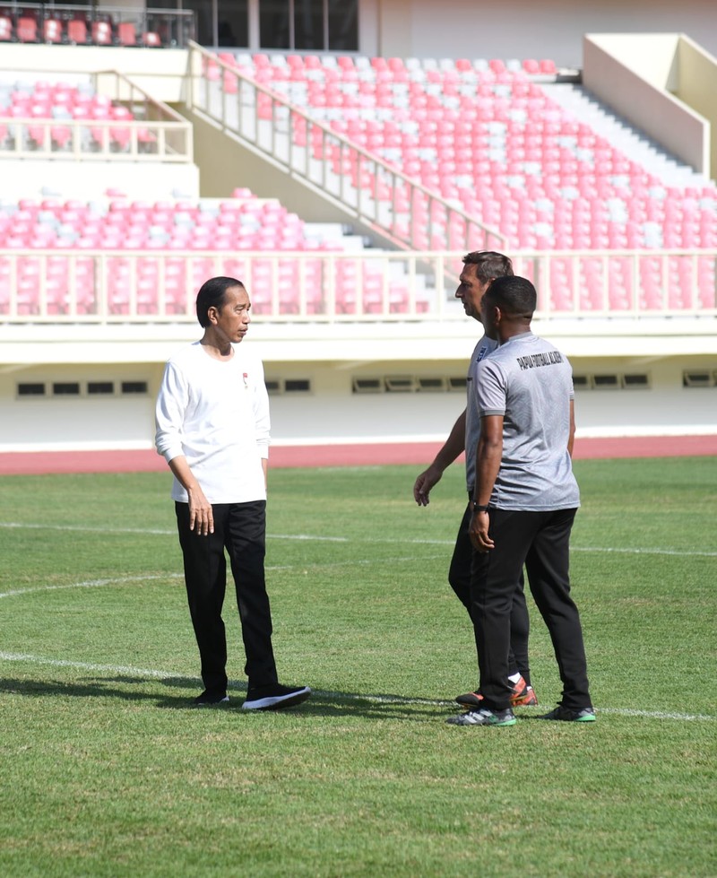 Jokowi bermain bola dengan Papua Football Academy (PFA) di Stadion Lukas Enembe, Kabupaten Jayapura, Rabu, 31 Agustus 2022. (Dok: Biro Pers Sekretariat Presiden) Jokowi bermain bola dengan Papua Football Academy (PFA) di Stadion Lukas Enembe, Kabupaten Jayapura, Rabu, 31 Agustus 2022. (Dok: Biro Pers Sekretariat Presiden)