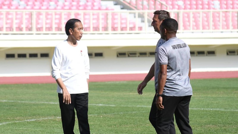 Jokowi bermain bola dengan Papua Football Academy (PFA) di Stadion Lukas Enembe, Kabupaten Jayapura, Rabu, 31 Agustus 2022. (Dok: Biro Pers Sekretariat Presiden)