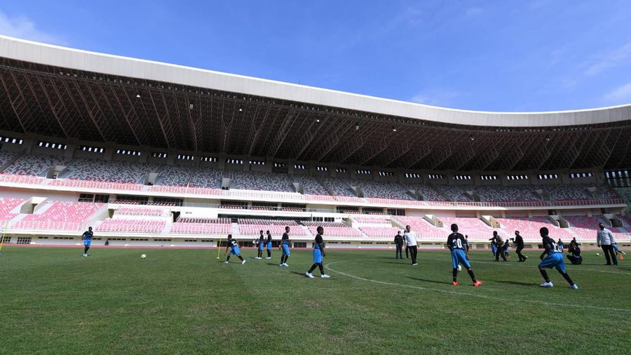 Jokowi bermain bola dengan Papua Football Academy (PFA) di Stadion Lukas Enembe, Kabupaten Jayapura, Rabu, 31 Agustus 2022. (Dok: Biro Pers Sekretariat Presiden)