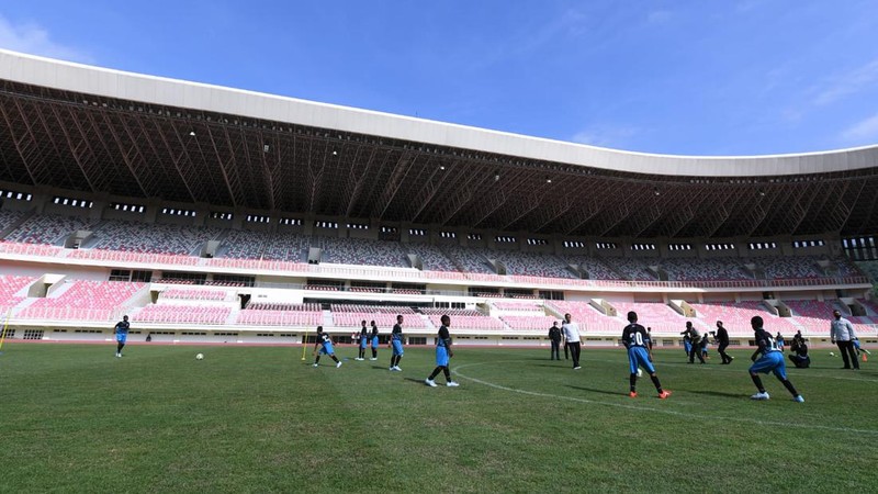 Jokowi bermain bola dengan Papua Football Academy (PFA) di Stadion Lukas Enembe, Kabupaten Jayapura, Rabu, 31 Agustus 2022. (Dok: Biro Pers Sekretariat Presiden)