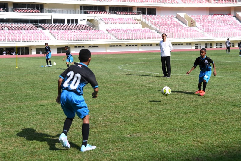 Jokowi bermain bola dengan Papua Football Academy (PFA) di Stadion Lukas Enembe, Kabupaten Jayapura, Rabu, 31 Agustus 2022. (Dok: Biro Pers Sekretariat Presiden) Jokowi bermain bola dengan Papua Football Academy (PFA) di Stadion Lukas Enembe, Kabupaten Jayapura, Rabu, 31 Agustus 2022. (Dok: Biro Pers Sekretariat Presiden)